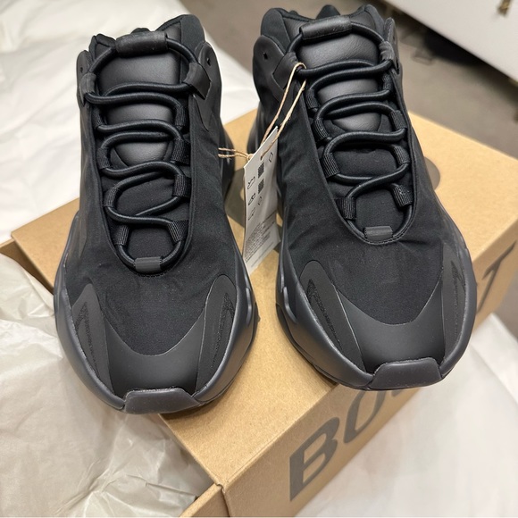 NIB AUTHENTIC YEEZY BOOST 700 MNVN ADULTS SIZE 5.5 - Picture 6 of 9